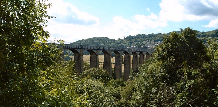 Llangollen Canal boat hire on the Pontcysyllte Aqueduct