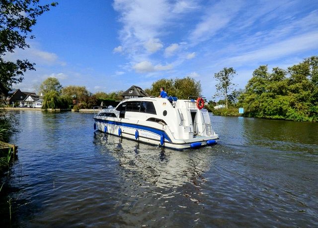 Norfolk Broads boat hire early booking offers