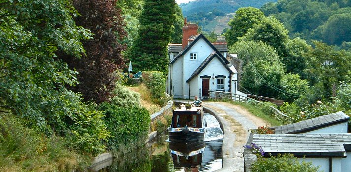 canal boat holidays, narrowboat and barge holidays and hire