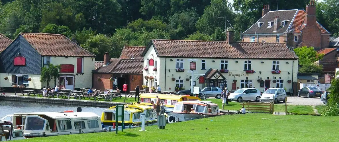 Norfolk Broads Boat Hire - Mooring at a Riverside Pub