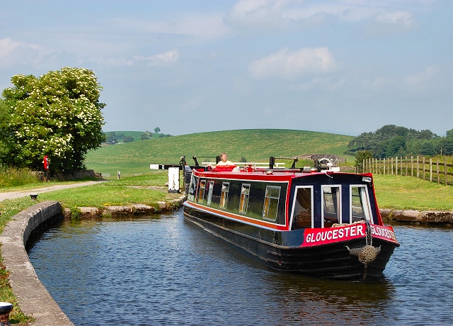 Canal boat hire in Northern England early booking offers
