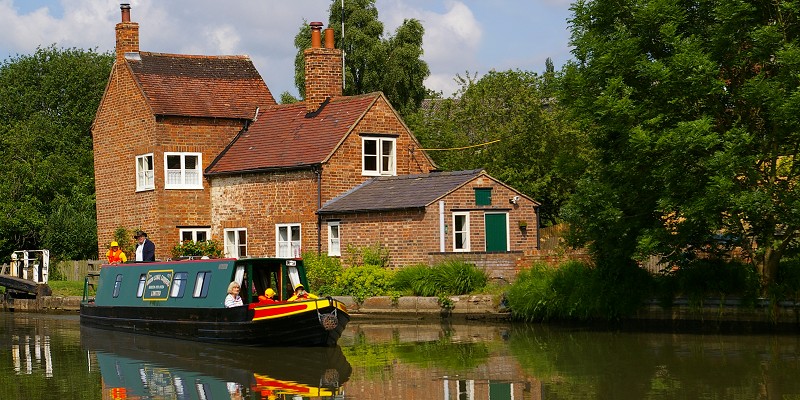 Cruising through Braunston