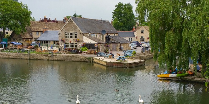 Riverside pub, Lechlade