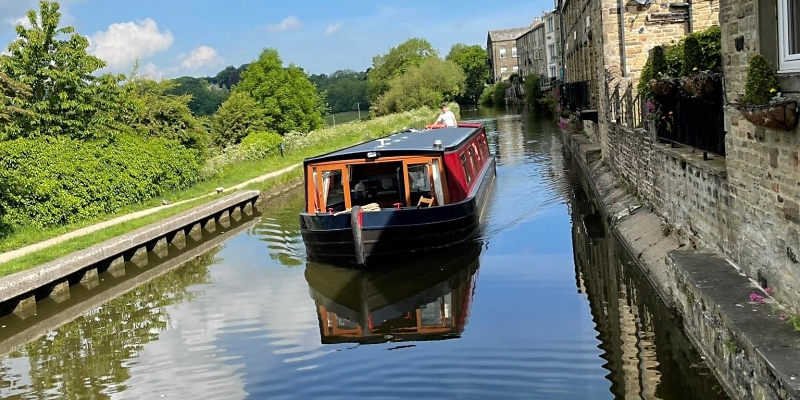 Widebeam on the canal